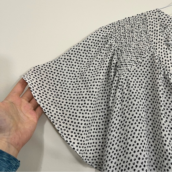 Rose + Olive Size 2X White Black Abstract Dot Print V Neck Blouse Flutter Sleeve - Picture 3 of 14
